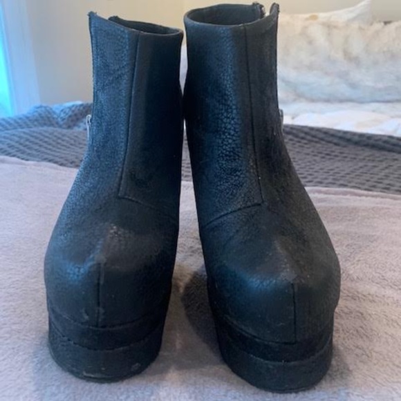 Black Platform heeled boots - Picture 2 of 3